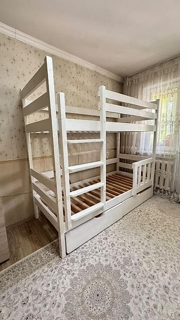 Балдар эмереги: Двухъярусная детская кровать с нижним бортиком и выдвижными ящиками - — 2