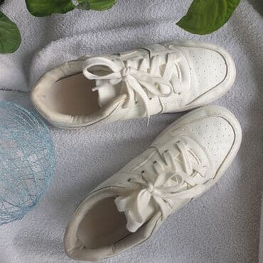 nike react: Белые кроссовки в классическом стиле. Подойдет как для мальчика, так и — 2