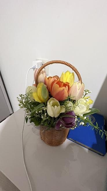 ваза для цветы: Весенняя цветочная композиция в плетёной корзинке. - Состав: тюльпаны — 2