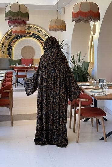 Айымдардын кийими: Абая с капюшоном и принтом - Свободный фасон с максимальной длиной и — 1