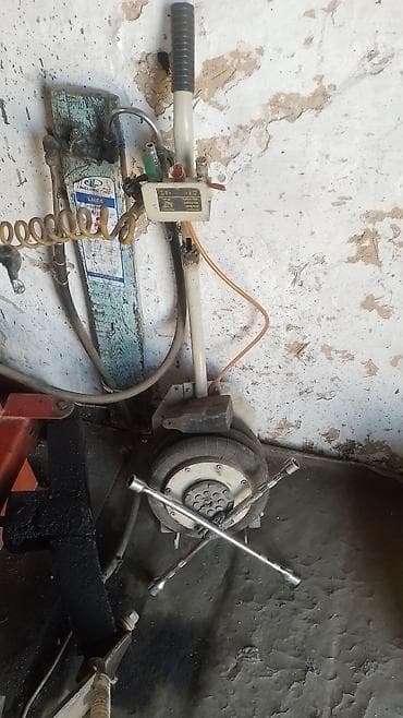 Автосервисное оборудование: Комплект оборудования для шиномонтажа и ремонта колес. Состав: - — 4