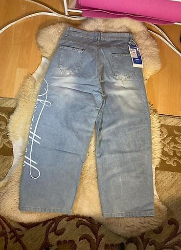 bootcut jeans: Свободные джинсы из светло-голубого денима, с боку Надпись, идеально — 1