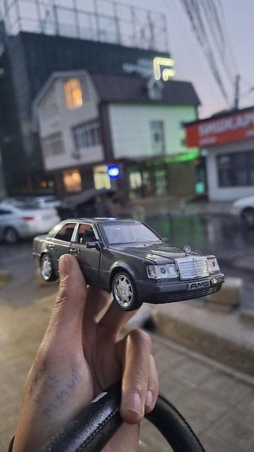 часы мерседес: Коллекционная модель автомобиля Mercedes-Benz E-Class W124 AMG - — 1