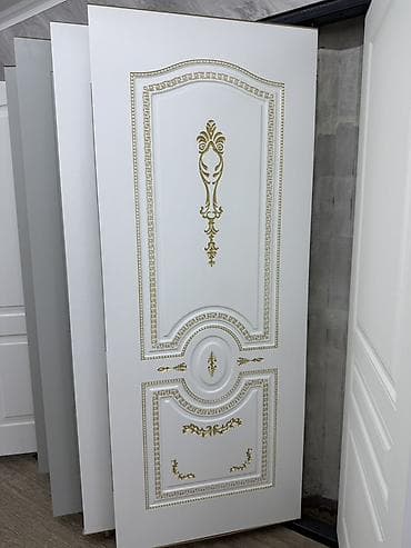 Межкомнатное полотно в классическом стиле с декоративным золотым