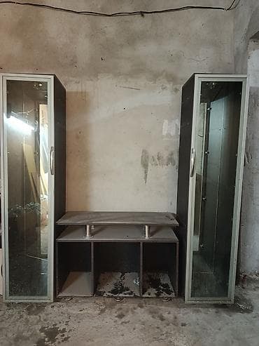 Модульная стенка с двумя стеклянными витринами и тумбой под ТВ