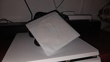цена плейстейшен 1: Игровая консоль Sony PlayStation 4 Slim (белая) с двумя беспроводными — 2