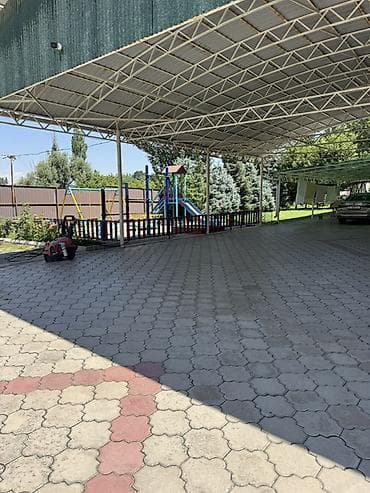 Паркинги: Просторный частный двор с навесами и мощением - Большая огражденная — 4