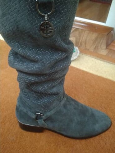 сапоги из натурального меха и кожи: Продаю новые из натуральной замши с теснением, сапоги на 38 размер — 1