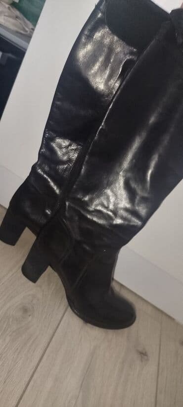 оптом ботинки: Продаю сопаги черные и белые за обе пары 2000 сом
размер 38 — 1