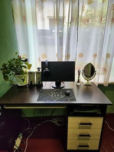 Компьютерный стол, С полками