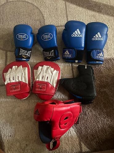 Продам боксерский комплект: шлемы, перчатки, лапы Продаю полный набор