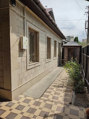 Кыймылсыз мүлк: Продаётся частный дом с ухоженным двором и благоустроенной — 3