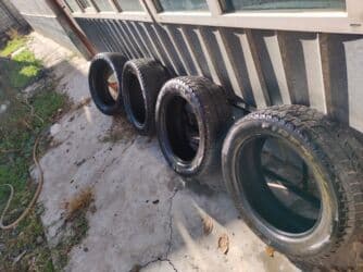 купить зимнюю резину на 18: Продаю зимние шины,, размер 235.55.18, протекторы в середине жирные — 3