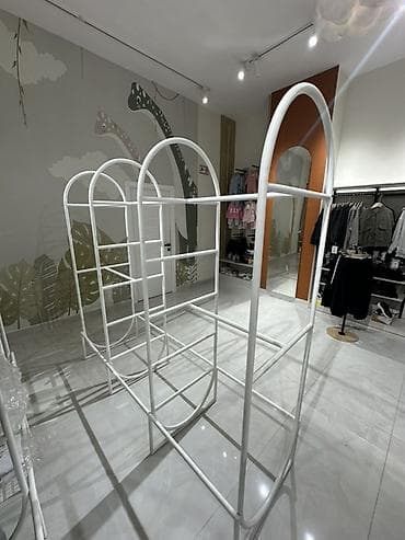 ресепшен стол: Островная магазинная стойка для одежды с полками - Материал: металл — 1