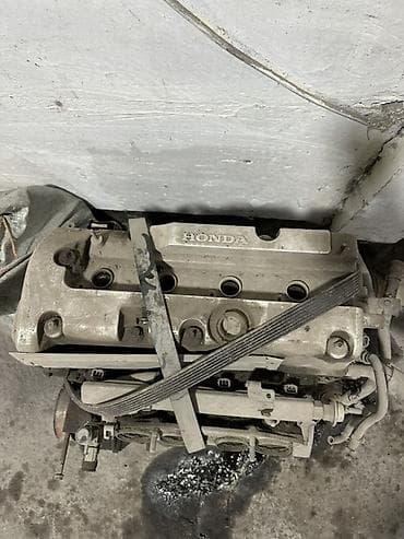 Детали двигателя и моторы в сборе: Бензиновый мотор Honda 2 л, Оригинал — 2
