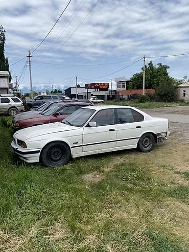 бар авто: BMW 5 series: 2026 г., 2.8 л, Кол менен иштөөчү, Бензин, Седан — 2