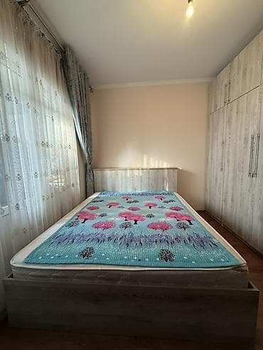 возьму цветы: Двуспальная кровать, Б/у, С матрасом, длина - 200 см — 1