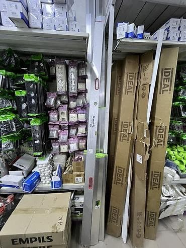 нивелир купить: Строительный уровень серебристого цвета, изготовленный из металла — 1