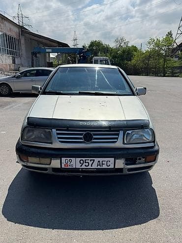марк: Volkswagen Vento: 1993 г., Седан — 2