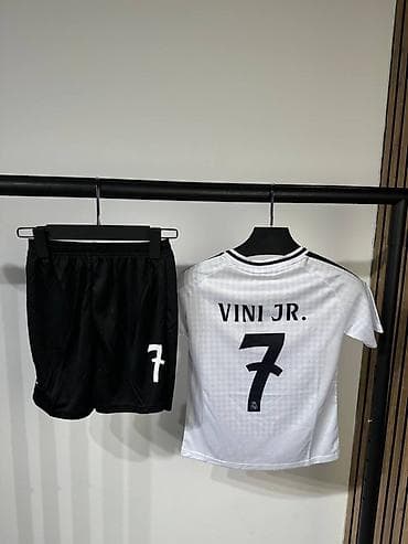 фк 26: Детская футбольная форма Real Madrid с именем Vini Jr. и номером 7. В — 2