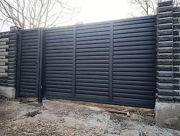 Распашные ворота: Распашные ворота с калиткой из металл-жалюзи (лаг имитирующий жалюзи) — 1
