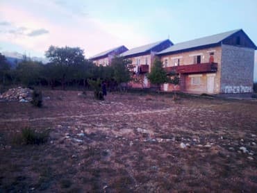 продаю 2х этажный дом: Дом, 10000000 м², 8 комнат, Собственник, Старый ремонт — 1