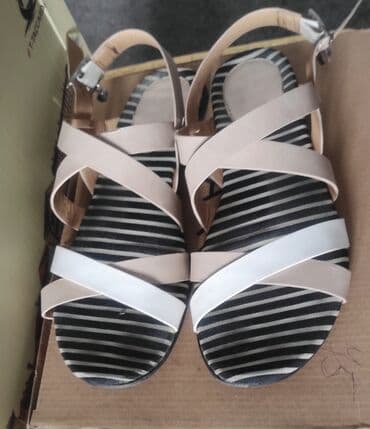 шлепка: Босоножки б/у на низкой подошве универсального цвета. Тканевая основа — 1