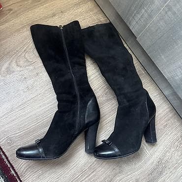 Женские сапоги-ботфорты из чёрной замши с кожаными вставками. -