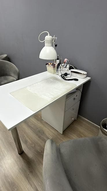Освободится 30 апреля! Маникюрный стол с лампой Икеа 2799с Отдельно — 2