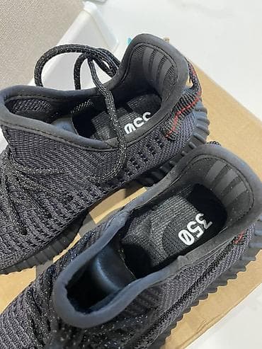 yeezy boost 350 v2: Кроссовки в стиле Yeezy 350, цвет Triple Black. - Верх: дышащий — 1