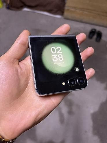 deco e4: Samsung Galaxy Z Flip 5, Новый, 256 ГБ, цвет - Серебристый — 1