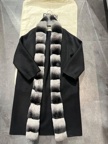 Элегантное женское пальто черного цвета с длинным рукавом