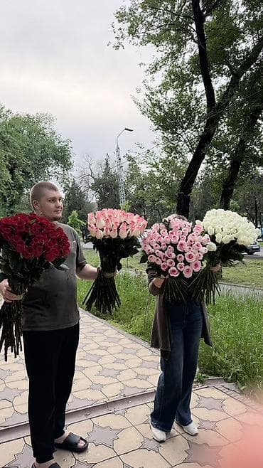 кустовые розы букет: Большие моносборные букеты роз - Ассортимент оттенков — 2
