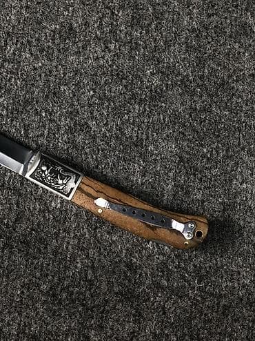 Складной нож с деревянной рукоятью и декоративным больстером - Тип