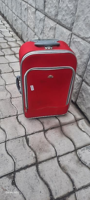 женские чемоданы из поликарбоната: Красный чемодан на колёсах. - Материал: плотная ткань. - Цвет — 1