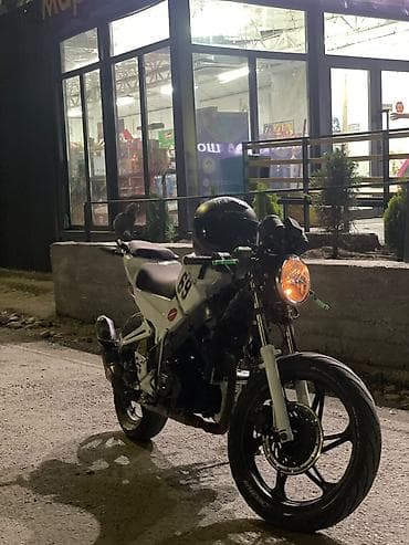 cb 400: Кастомный городской мотоцикл в стиле стрит/кафе-рейсер. bathroom sport — 4