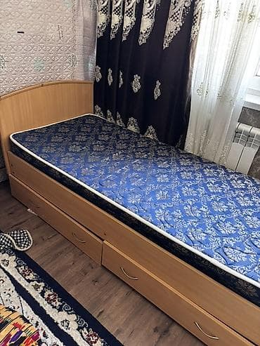 Мебель: Односпальная кровать с матрасом и выдвижными ящиками. - Размер — 1