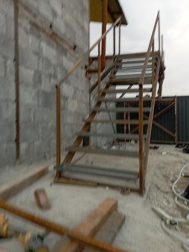 Металлическая лестница Наружные, Форма лестницы: Г-образная