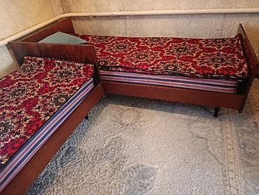 Мебель: Две односпальные кровати советского образца. - Размер спального места — 1