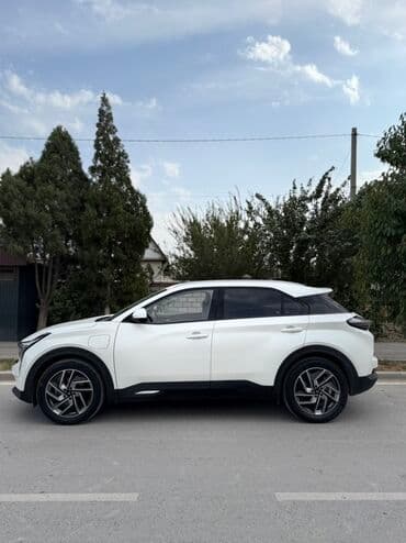 электронные мотоцикл: Электромобиль-кроссовер (компактный SUV), белый цвет кузова. Основные — 5