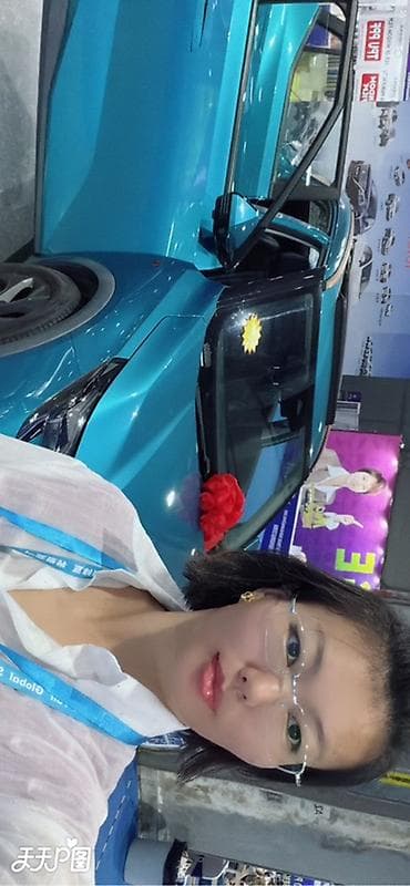 Электромобиль (хэтчбек/кроссовер) ярко‑бирюзового цвета Особенности — 1