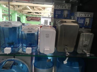 Диспенсер для наливного жидкого мыла изготовлен из высококачественного