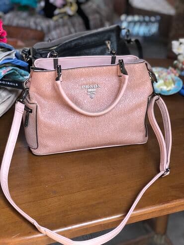 книги художественная литература: Сумки женские по 300 сом . Состояние хорошее — 1