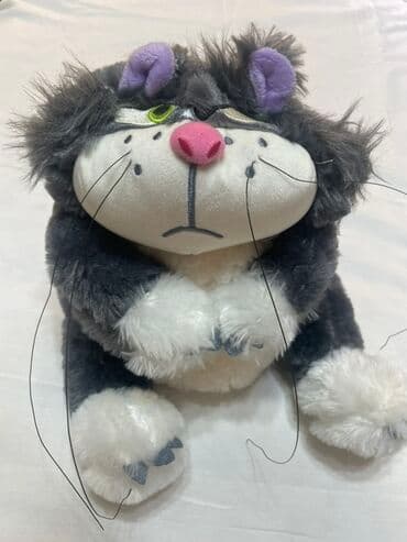 в единственнои экземпляре: Мягкая игрушка 
Угрюмый кот 🐈‍⬛ 
Высота примерно 25-35 см — 1