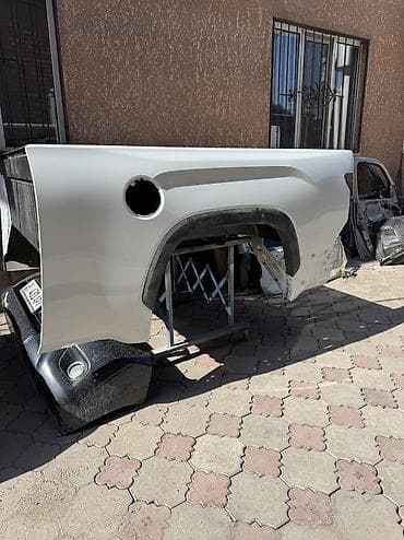 Кузов задний взбодре и по частям на Toyota Tundra 2022 года задние