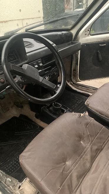 renault clio: Компактный трёхдверный хэтчбек белого цвета. Основные характеристики — 9