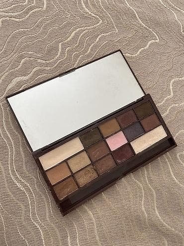 Оригинал Пигментированные, не осыпаются, стойкие Затестов было мало