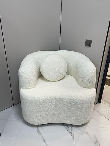 Кресло в стиле boucle (букле), белое - Мягкая объемная обивка из