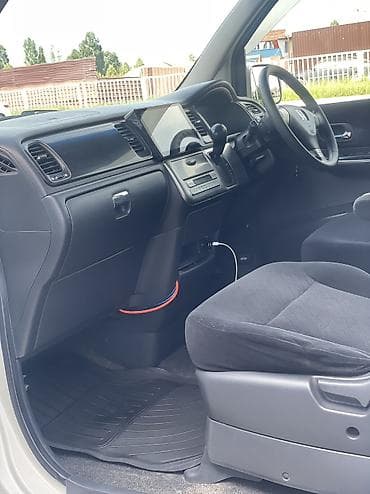 салон машины: Honda Stepwgn: 2004 г., 2 л, Автомат, Бензин, Минивэн — 5