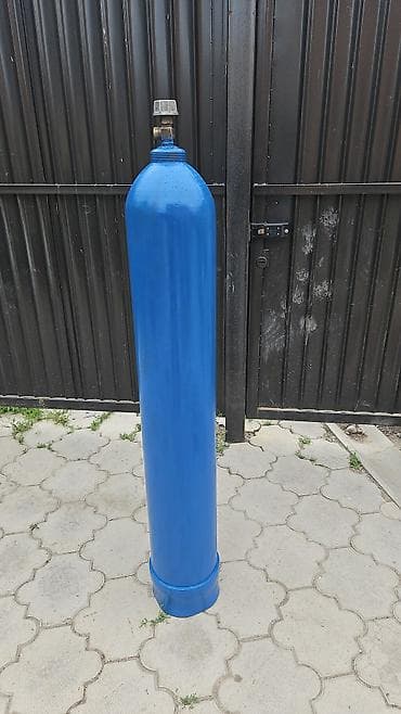 баллон со2: Синий газовый баллон цилиндрической формы. Оснащен запорным вентилем с — 1